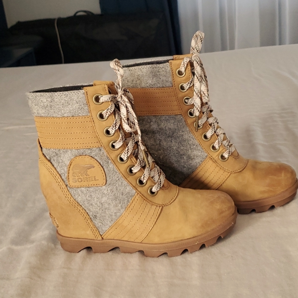 Sorel Joan of arc lexie wedge boots tan and grey 6.5